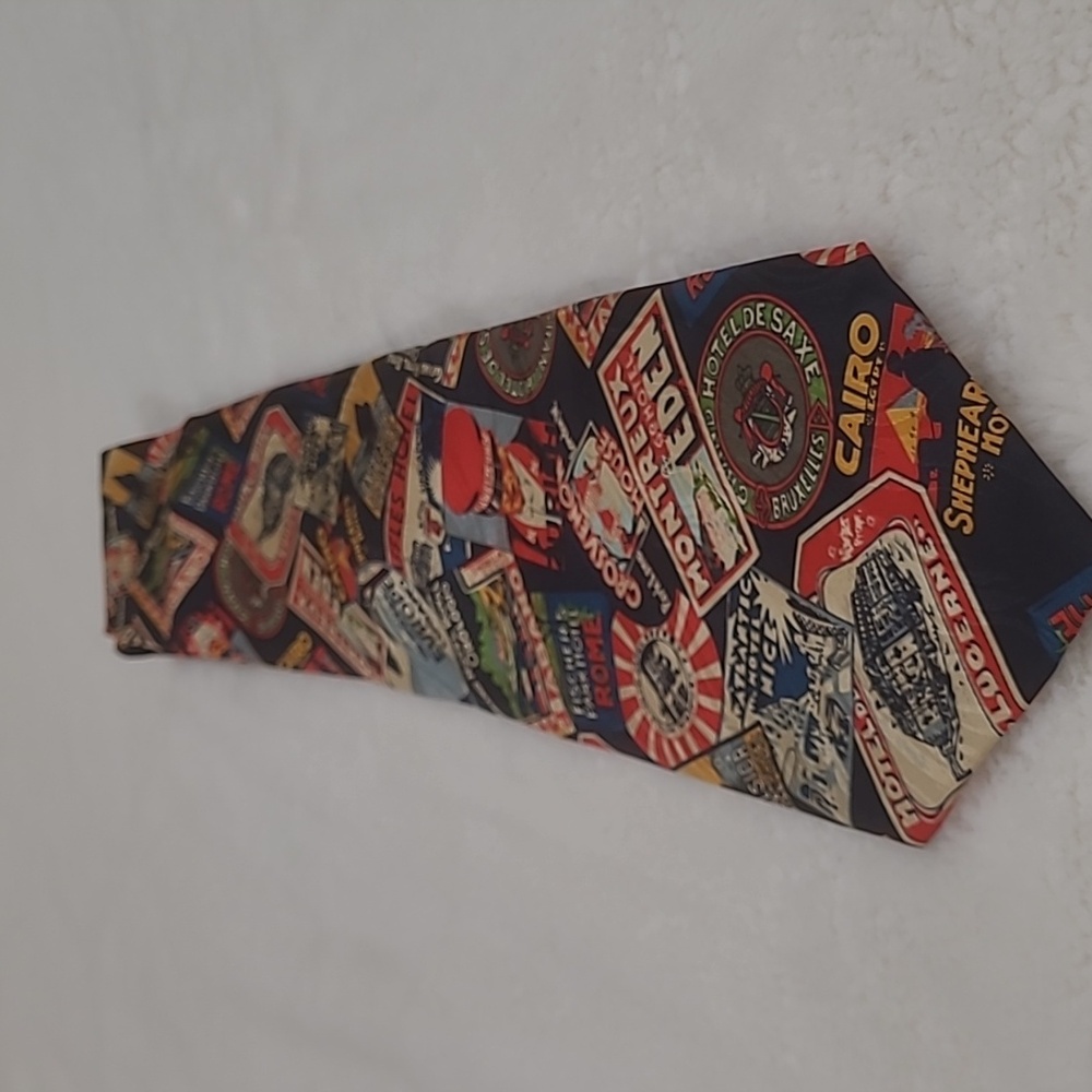 MUSEUM Artifacts  100% Silk  Vintage